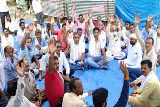 आढ़तियों ने मंडी में दिया धरना. 