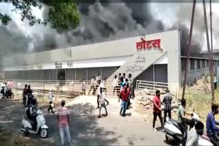 कराडमध्ये फर्निचर दुकानाला भीषण आग