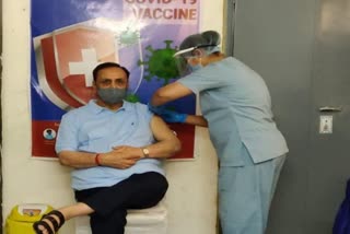 Gujarat CM Vijay Rupani vijay Rupani gets Covid vaccine Vijay Rupani news ഗുജറാത്ത് മുഖ്യമന്ത്രി വിജയ് രുപാണി ഗുജറാത്ത് മുഖ്യമന്ത്രി കൊവിഡ് വാക്സിൻ ഗുജറാത്ത് മുഖ്യമന്ത്രി കൊവിഡ് വാക്സിൻ