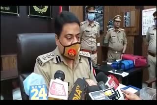 जानकारी देते पुलिस अधिकारी