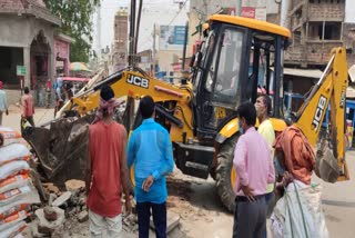 Rajgir Municipal Council breaks shop for not following the Corona Guidelines in Nalanda 