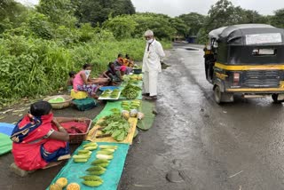 कोरोनामुळे आठवडी बाजार बंद; आदिवासी बांधवांना रानभाज्या रस्त्यावर विकण्याची वेळ