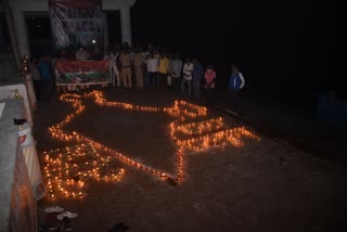 tribute paid to martyr by lighting a lamp