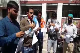 NSUI के कार्यकर्ताओं ने किया प्रदर्शन