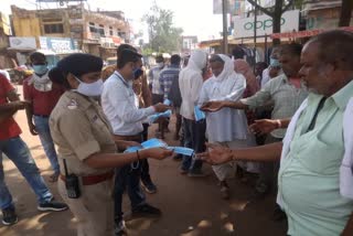 Traffic in-charge distributed masks to laborers 