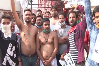 rashtriya bajrang dal workers protest in support of firecrackers traders in agra.