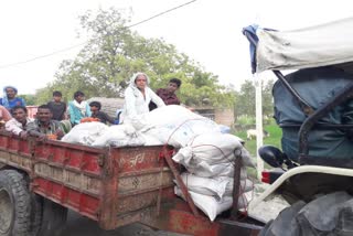 ट्रैक्टर से राहत सामग्री लेकर लौट रहे ग्रामीण.