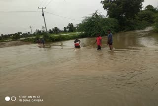 ఉద్ధృతంగా ప్రవహిస్తున్న వాగు.. రెండు గ్రామాల మధ్య రాకపోకలు బంద్