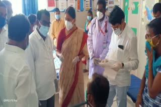 MP MALOTH KAVITHA INSPECTED GOVT HOSPITALS AND ASK DOCTORS ABOUT COVID TREATMENT TO TRIBALS