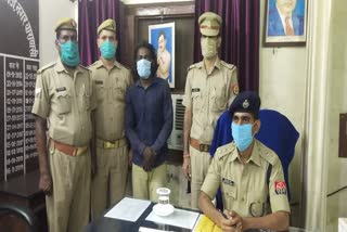 पुलिस की गिरफ्त में चेन स्नैचर. 