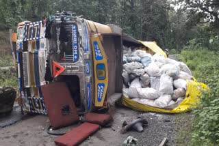 Truck overturned in mandla