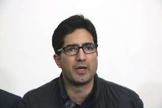 PSA Shah Faesal PDP J&K autonomy Sartaj Madani JK revokes PSA against Shah Faesal JK admn revokes PSA against PDP leaders Public Safety Act பொது பாதுகாப்புச் சட்டம் ஷா ஃபைசல் காஷ்மீர் ஷா ஃபைசல் தடுப்புக்காவல்