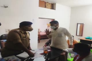 संघ कार्यकर्ता से पुलिस ने की बदसलूकी. 