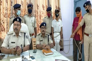 पुलिस ने अपराधी को पकड़ा