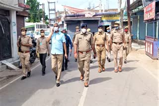 क्षेत्र में भ्रमण पर निकले पुलिस अधिकारी.