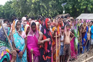 women blocked road due to close of community kitchen 