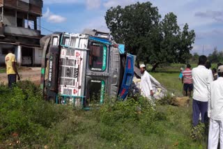 Cement laden truck overturns in Chatra