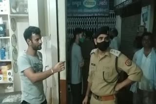 दुकान में जांच पड़ताल करती पुलिस.