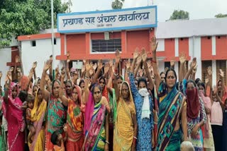 सारण: बाढ़ पीड़ितों ने प्रखंड कार्यालय में किया प्रदर्शन, प्रशासन से जल्द राहत सामग्री देने की मांग