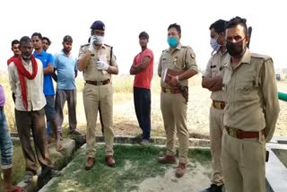 घटनास्थल पर जांच-पड़ताल करती पुलिस की टीम.