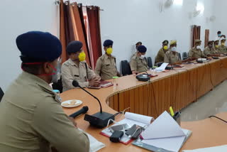 sp held crime review meeting in jalaun