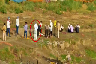 dead bodies found on ganga banks dead bodis found at mahadevi ganga ghat dead bodies found at mahadevi ganga ghat in kannauj many dead bodies found in sand dead body found in sand at mahadevi ganga ghat many dead body found in sand at mahadevi ganga ghat Bodies found buried on the Ganga Ghat bodies found buried in sand bodies found buried in sand in Kannauj bodies of suspected Covid patients Mahadevi Ganga Ghat 50 bodies found buried in sand along Ganga in Kannauj 50 bodies Ganga ഉത്തര്‍പ്രദേശിലെ കണ്ണൗജ് ജില്ലയില്‍ നിന്നുള്ള 50 മൃതദേഹങ്ങൾ ഗംഗാതീരത്ത് കുഴിച്ചിട്ട നിലയിൽ ഉത്തര്‍പ്രദേശ് 50 മൃതദേഹങ്ങൾ ഗംഗ