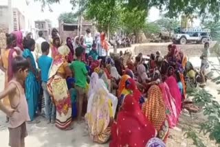 घटनास्थल पर ग्रामीणों की भीड़