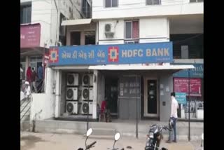 ડીસામાં HDFC બેન્કના કર્મચારીનો કોરોના રિપોર્ટ પોઝિટિવ આવતા બેન્ક બંધ કરાઈ