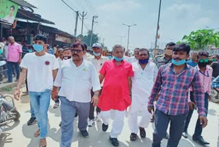 Protest against removal of encroachment on NH 33 of Hazaribag