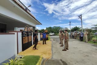 IG inspects the house where the robbery took place in erode