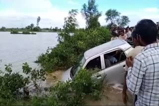 बाढ़ देखने कार से गए सचिव की हादसे में हुई मौत