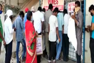 medak district news, rush at wine shops in medak, medak wine shops 