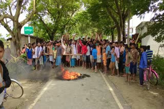 Flood victims jammed the road