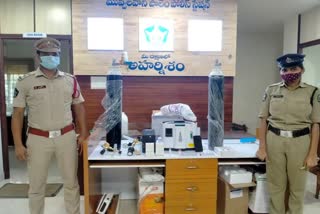 man arrested for illegally selling oxygen cylinders for high rate at vishaka