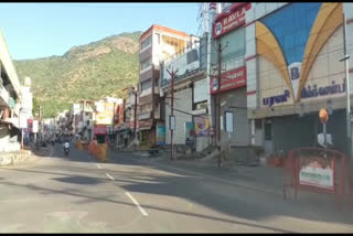 Corona full curfew: deserted roads without people walking!