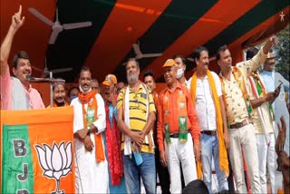 bhojpuri singer manoj tiwari addressing public meeting