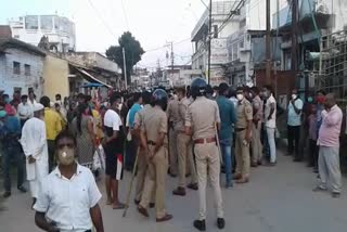 ग्रामीणों को शांत कराती पुलिस.