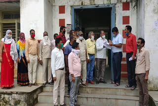 mandi workers giving memorandum