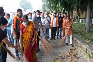 श्री त्रिपुर मां बाला सुंदरी मंदिर परिसर की सफाई करते भाजपाई.