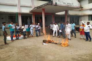 villagers effigy burnt to sdo for demand commission in pradhan mantri awas yojana