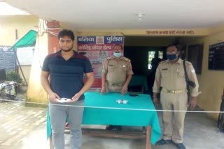 पुलिस की गिरफ्त में आरोपी.