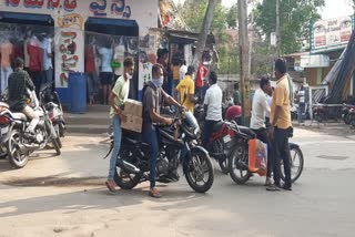 croud at liquor shops, kagaznagar news