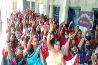 anganwadi workers protest against 17 point demands