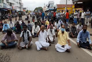 underground drainage project  Delaying : Merchants roadblock protest in erode
