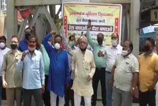 Employees protest against privatization in railways