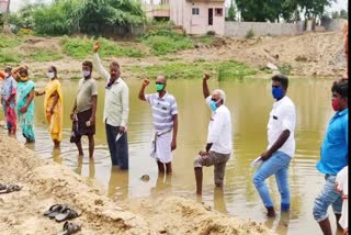  Officers occupying the temple pond: People went down the struggle