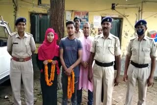 lover couple married in police station 