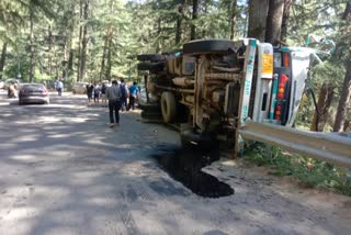 truck overturned near khalini in shimla