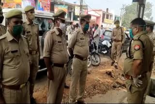 पुलिसकर्मियों को दिशा-निर्देश देते एसपी.