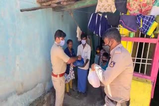  Police help to poor people